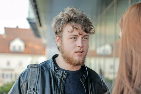 Kenan Tabaković, Kranj:Nimam navade, da bi praznoval valentinovo, niti na ta dan še nisem prejel darila. Mislim, da je veliko drugih priložnosti, ko si lahko pokažemo naklonjenost z obdarovanjem ali kako drugače. / Foto: Tina Dokl / Foto: 