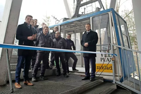 Nihalko z novimi nosilnimi vrvmi sta včeraj takole k novim vožnjam v družbi zaposlenih pospremila kamniški župan Matej Slapar in direktor družbe Velika planina Leon Keder. /Foto: Gorazd Kavčič / Foto: 