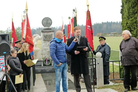 Igor Kajzer, slavnostni govornik na slovesnosti pri spomeniku štiridesetim talcem v Šenčurju / Foto: 