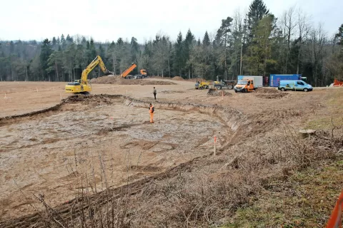 Pred mostom čez Savo med Lescami in Bledom so začeli graditi nov kamp. Dovoz je urejen iz krožišča pod golfskim igriščem. / Foto: Gorazd Kavčič / Foto: 