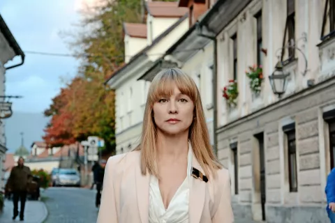 V filmu igra tudi Iva Kranjc Bagola; na fotografiji v enem od prizorov, posnetih na Šutni. / Foto: Željko Stevanić / Foto: 