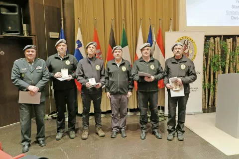 Nagrajenci Milan Pregelj, Miro Meglič, Ivan Hovnik, Stanko Krenker in Dušan Volmajer ter predsednik Združenja vojaških gornikov Slovenije Slavko Delalut (vsredini) / Foto: 