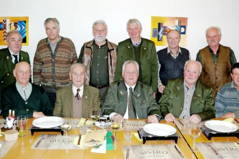 Branko Galjot je praznoval osemdeseti rojstni dan v prijetni družbi, z lovskimi prijatelji. / Foto: 