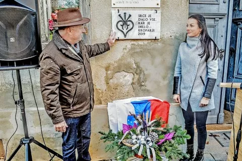 Na pročelje osnovne šole na Stari Gori so leta 1966, ob stoti obletnici rojstva priljubljene učiteljice, že postavili spominsko ploščo, ob šestdeseti obletnici njene smrti so ji dodali še obeležje s simbolom Krope – kovanim srcem s tremi žeblji in verzom iz ene od njenih pesmi: »Srce je dalo vse, kar je imelo.« Spominsko obeležje sta odkrila župan Občine Sv. Jurij ob Ščavnici Anton Slana in predsednica sveta Krajevne skupnosti Kropa Saša Pavlič. / Foto: 