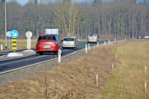 Zaradi slabe kakovosti podatkov zemljiškega katastra so na Direkciji RS za infrastrukturo naročili izvedbo ureditve meje cestne parcele v dolžini 4,5 kilometra. / Foto: 