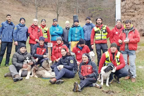 Gorski reševalci, vodniki reševalnih psov in policisti so zadovoljni zaradi uspešnega razpleta iskalne akcije na območju Blegoša. / Foto: PU Kranj / Foto: 