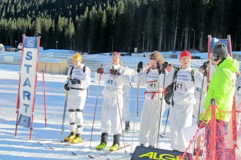 Zmagovalna patrulja gorskih reševalcev z Jezerskega na startu tekme na Pokljuki / Foto: 