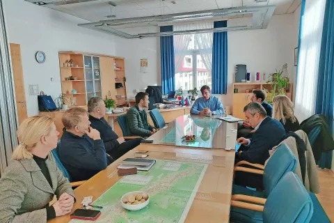 Župan Blaž Račič je sprejel predstavnike turškega podjetja Cengiz Insaat, ki bo gradilo drugo cev predora Karavanke. / Foto: 