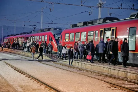 Jutranja gneča na železniški postaji v Škofji Loki / Foto: Tina Dokl / Foto: 