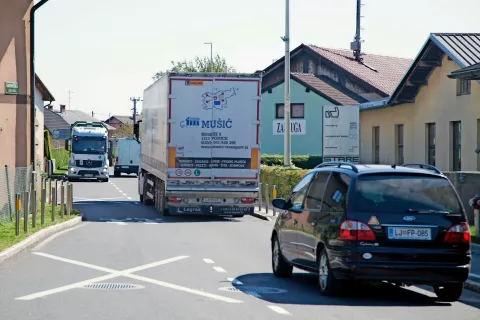 Gost promet bo, kot kaže, vsaj še nekaj let tekel skozi središče Vodic. / Foto: 