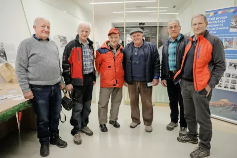 Predstavniki jugoslovanskih alpinističnih himalajskih odprav Kangbačen 1965 in Anapurna 1969: Lojze Golob, Anton Sazanov - Tonač, Pavle Dimitrov, Marko Butinar, Klavdij Mlekuž in Kazimir Drašlar - Mikec / Foto: Tina Dokl / Foto: 