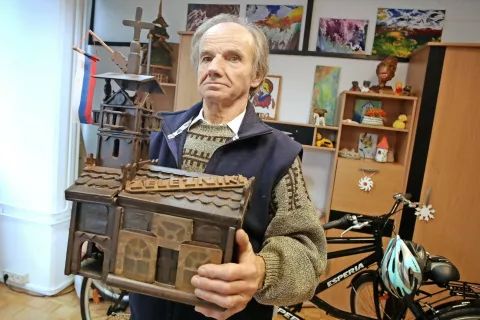 Matevž Trojar z veseljem pokaže svoje izdelke. Med njimi je tudi lesena maketa cerkve sv. Antona v Železnikih. /Foto: Gorazd Kavčič / Foto: 