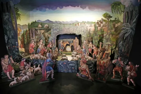 Znamenite jaslice Leopolda Layerja so, tako domnevajo, eno zadnjih del leta 1828 umrlega kranjskega slikarja. V cerkvi v Predosljah jih je varno shranjene našel župnik Janez Jenko. / Foto: Gorazd Kavčič / Foto: 