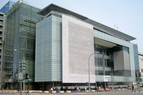 Palača Newseuma, muzeja novinarstva in medijev na Pensilvanski aveniji v Washingtonu, D. C. Iz nje se mora ta edinstveni muzej izseliti. Kam? / Foto: Wikipedija / Foto: 