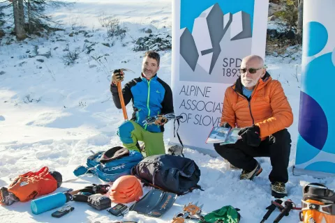 Kako varno v gore, sta v sredo na Krvavcu predstavila Matjaž Šerkezi in Franc Gričar. / Foto: 