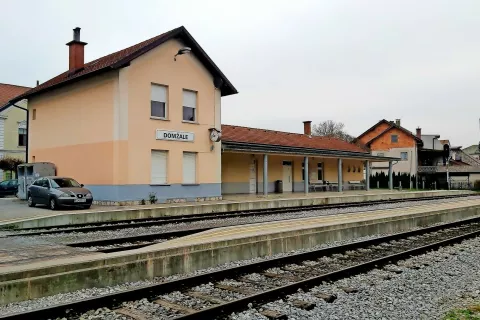 Železniško postajo v Domžalah bodo prenovili in posodobili. / Foto: 