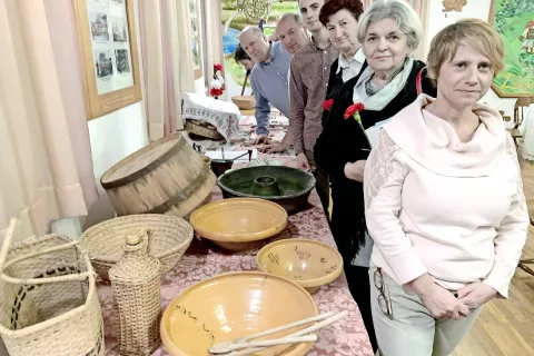 Renata Dobnikar, Daniela Močnik, Marina Lipovec, Jan Prosen, Janez Galjot in Miro Narobe ob razstavi starih predmetov / Foto: Maša Likosar / Foto: 