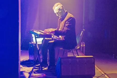 Iz praznine v neskončnost noči: Gašper Selko bo v četrtek nastopil v MC Kotlovnica. / Foto: Amaia Villanueva / Foto: 