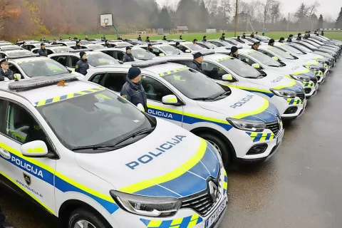 Nova vozila bodo precej pomladila vozni park policije, ki sicer uporablja vozila s povprečno starostjo skoraj sedem let. / Foto: Tamino Petelinšek (STA) / Foto: 