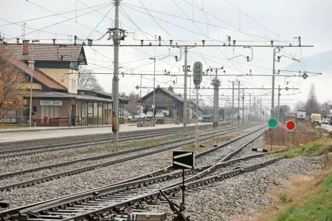 Dotrajana in preobremenjena gorenjska železniška proga bo na posodobitev morala še počakati. / Foto: Gorazd Kavčič / Foto: 