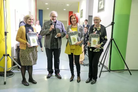 Klavdij Tutta se je zahvalil za zgledno sodelovanje pri postavitvi stalne razstave ravnateljici Mirjam Bizjak in obema pomočnicama pri postavitvi razstave Ireni Koncut Marolt in Nives Križnar. / Foto: Tina Dokl / Foto: 