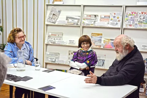 V Medvodah sta o Branislavi Sušnik spregovorila Matjaž Žbontar, režiser filma Šamanka Branka, in antropologinja Marija Mojca Terčelj (v sredini). Pogovor je vodila Barbara Pregelj. / Foto: 