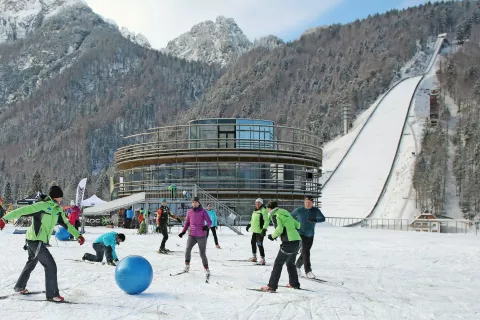 Planica je v svetovnem vrhu tudi po arhitekturi. Po prenovi še bolj navdušuje in privablja številne rekreativce, vrhunske športnike, turiste ... / Foto: Gorazd Kavčič / Foto: 