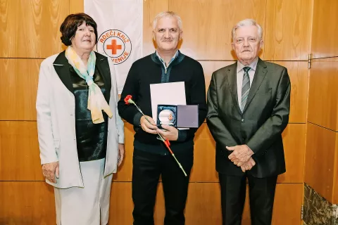 RKS OZ Kranj je podelil trideset krvodajalskih priznanj. Na sliki je Viktor Erzar, ki je kri in plazmo daroval stopetdesetkrat, ob njem predsednica komisije za krvodajalstvo Marjana Jekovec in predsednik Janez Frelih. / Foto: Primož Pičulin / Foto: 
