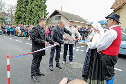 Trak so ob odprtju nove ceste prerezali nakelski župan Ivan Meglič, predstavnik podjetja Strabag Slovenija Robert Košak in domačin Metod Pavlin. / Foto: Tina Dokl / Foto: 