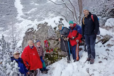 Kljub slabemu vremenu se je nekaj pohodnikov odpravilo do spomenika in naprej na Zelenico. / Foto: 