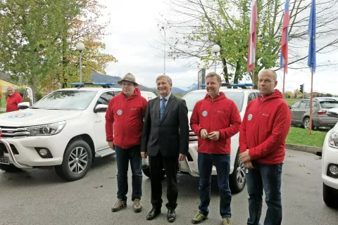 Ključe novih terenskih vozil so od ministra Karla Erjavca prevzeli (z leve) Elvis Selman (GRS Kranjska Gora), Janez Marolt (GRS Celje) in Janez Primožič (GRS Tržič). / Foto: 