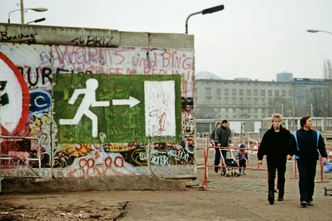 Tako so se Berlinčani prosto sprehajali mimo zidu po njegovem padcu, po 9. novembru 1989. / Foto: Wikipedija / Foto: 