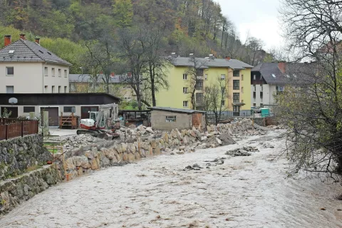 Družini Dovžan s Cankarjeve ceste v Tržiču je hišo odnesla deroča Tržiška Bistrica. Družina ima s pomočjo dobrih ljudi in humanitarnih akcij nov dom drugje, na tej nesrečni lokaciji, kjer je bila včasih tudi žaga, so vodarji zgradili oporni zid in uredili strugo. / Foto: Gorazd Kavčič / Foto: 