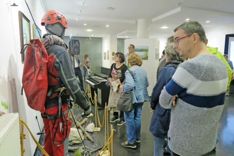 Kamniškim gorskim reševalcem so kot zadnji na pomoč priskočili likovniki, ki so pripravili dobrodelno prodajno razstavo svojih del. / Foto: 