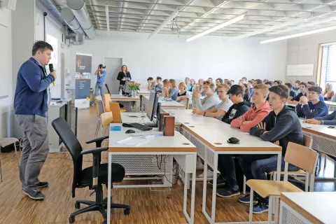 Na Strokovni tehniški gimnaziji ŠC Kranj je potekal prvi dogodek v okviru projekta »Inženirke in inženirji bomo!«. / Foto: Tina Dokl / Foto: 