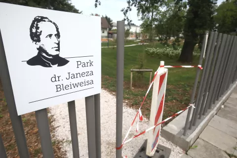 Bleiweisov Park Janez Bleiweis začasno ni v uporabi uporabno dovoljenje Mestna občina Kranj zaprto / Foto: Gorazd Kavčič