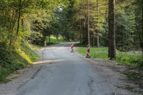 Cesta v Drago, ki jo je avgusta lani močno prizadelo neurje, je posebno v dneh, ko se številni odpravijo v planine, zelo obremenjena. / Foto: Tina Dokl