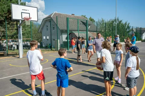 Športno igrišče na Blejski Dobravi vsak dan privablja otroke in mlade, nad čimer je navdušen tudi jeseniški župan Peter Bohinec. / Foto: Nik Bertoncelj