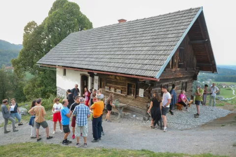 Nekdanja mežnarija je v okviru Hiše na hribu postala prostor ustvarjanja, povezovanja, razstavljanja ... / Foto: Tina Dokl