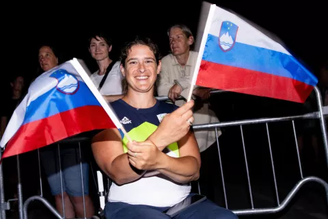 Živa Lavrinc je na svojih prvih paralimpijskih igrah v paralokostrelstvu v posamični konkurenci prišla do četrtfinala in bila blizu boja za medalje. Včeraj dopoldan sta se z Dejanom Fabčičem na mešani ekipni tekmi uvrstila v popoldanski četrtfinale. Razplet do zaključka naše redakcije še ni bil znan. / Foto: Zveza Šis-spk, Vid Ponikvar / Sportida