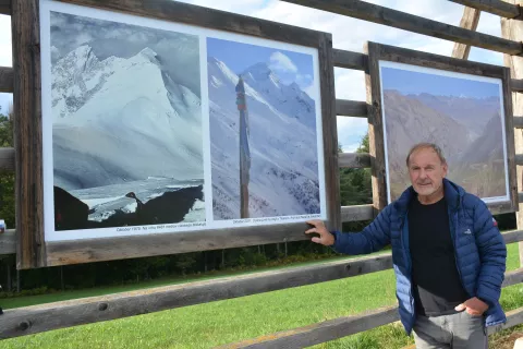 Viki Grošelj razstavlja v Žlebeh. Postavil se je ob prvo fotografijo, ki jo je naredil leta 1975 na vrhu Makaluja, in drugo iz leta 2021 iz doline Limi. / Foto: Maja Bertoncelj