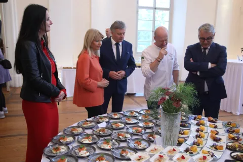 Gosti so oku&scaron;ali dobrote kuharskega mojstra Uro&scaron;a &Scaron;tefelina. / Foto: Gorazd Kavčič