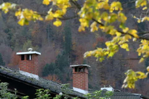 Zaradi energetske draginje se utegne letos več gospodinjstev odločiti za ogrevanje z drvmi. Fotografija je simbolična. / Foto: Gorazd Kavčič