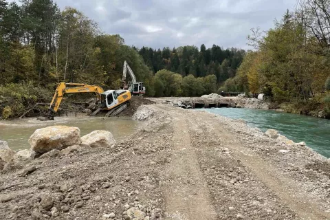 Načrtovana dela so zdaj v začetni fazi, izvajalec ureja dostopne in delovne površine ter preusmeritveni nasip. / Foto: arhiv Direkcije RS za vode