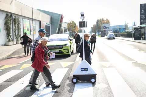 robot za pomoč pešcem v prometu, podjetje AV Living Lab Ljubljana / Foto: Aljoša Rebolj