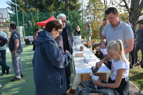 Spekli so okrog sto kilogramov kostanja. Na sliki je drugi z desne predsednik Turističnega društva Katarina Žiga Kršinar. / Foto: Maja Bertoncelj