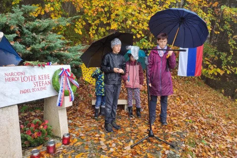 Spominska slovesnost je potekala ob grobu oziroma spomeniku narodnemu heroju Lojzetu Kebetu - Štefanu na Jamniku. / Foto: Simon Šubic