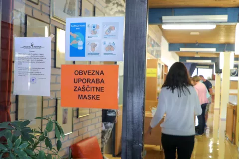 korona epidemija bolezen / Foto: Tina Dokl