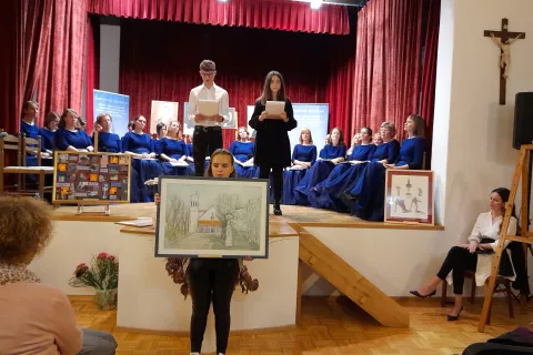 V Podbrezjah so se s sliko, pesmijo in besedo spomnili 150. obletnice rojstva arhitekta Jožeta Plečnika. / Foto: Jože Ko&scaron;njek